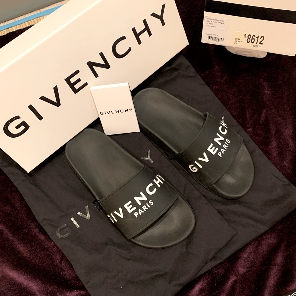 🔥SOLD🔥 Authentic preowned Givenchy rubber Slide Black Sz. 7